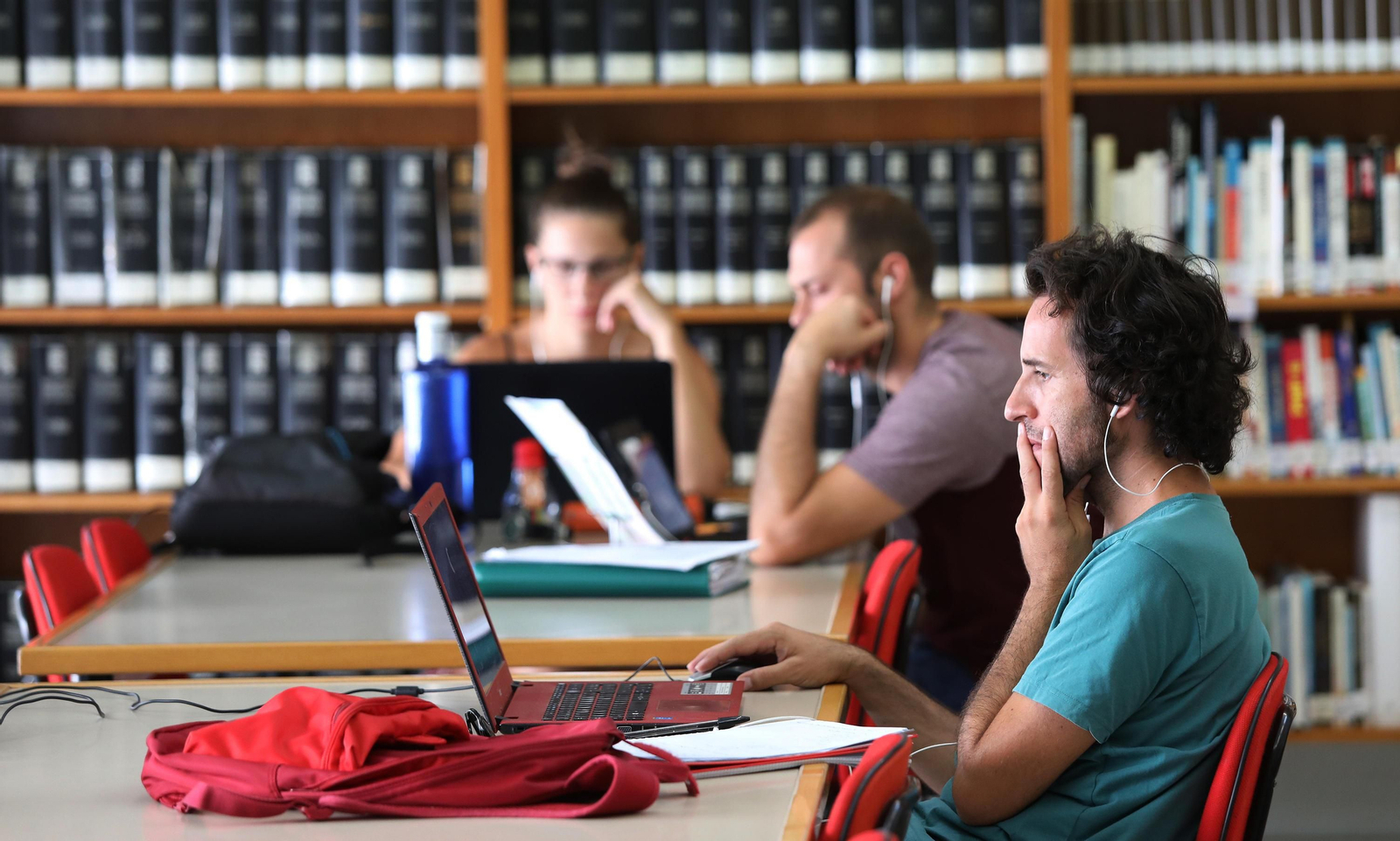 Jóvenes en una biblioteca de la ciudad. Jóvenes en una biblioteca de la ciudad.