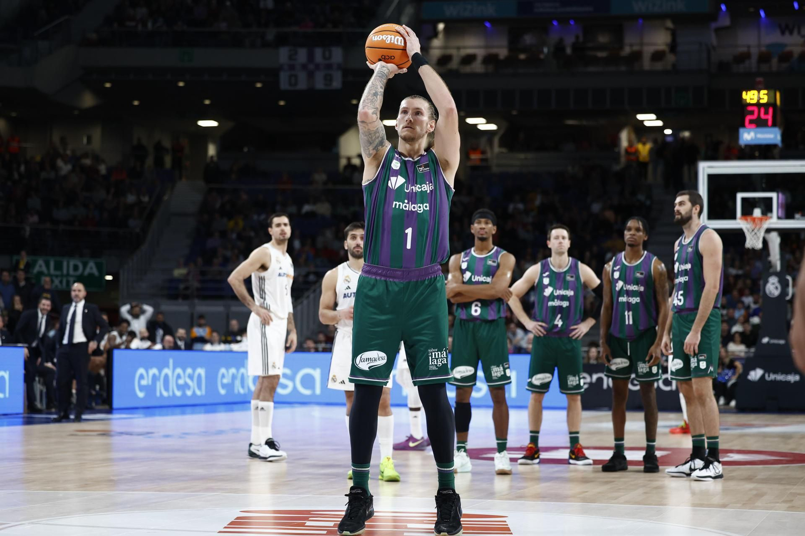 La tangana entre Osetkowski e Ibaka, con el madridista agarrando del cuello al californiano
