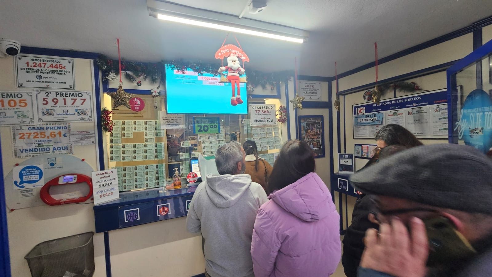 Colas en una administración de Lotería en Algeciras este sábado.