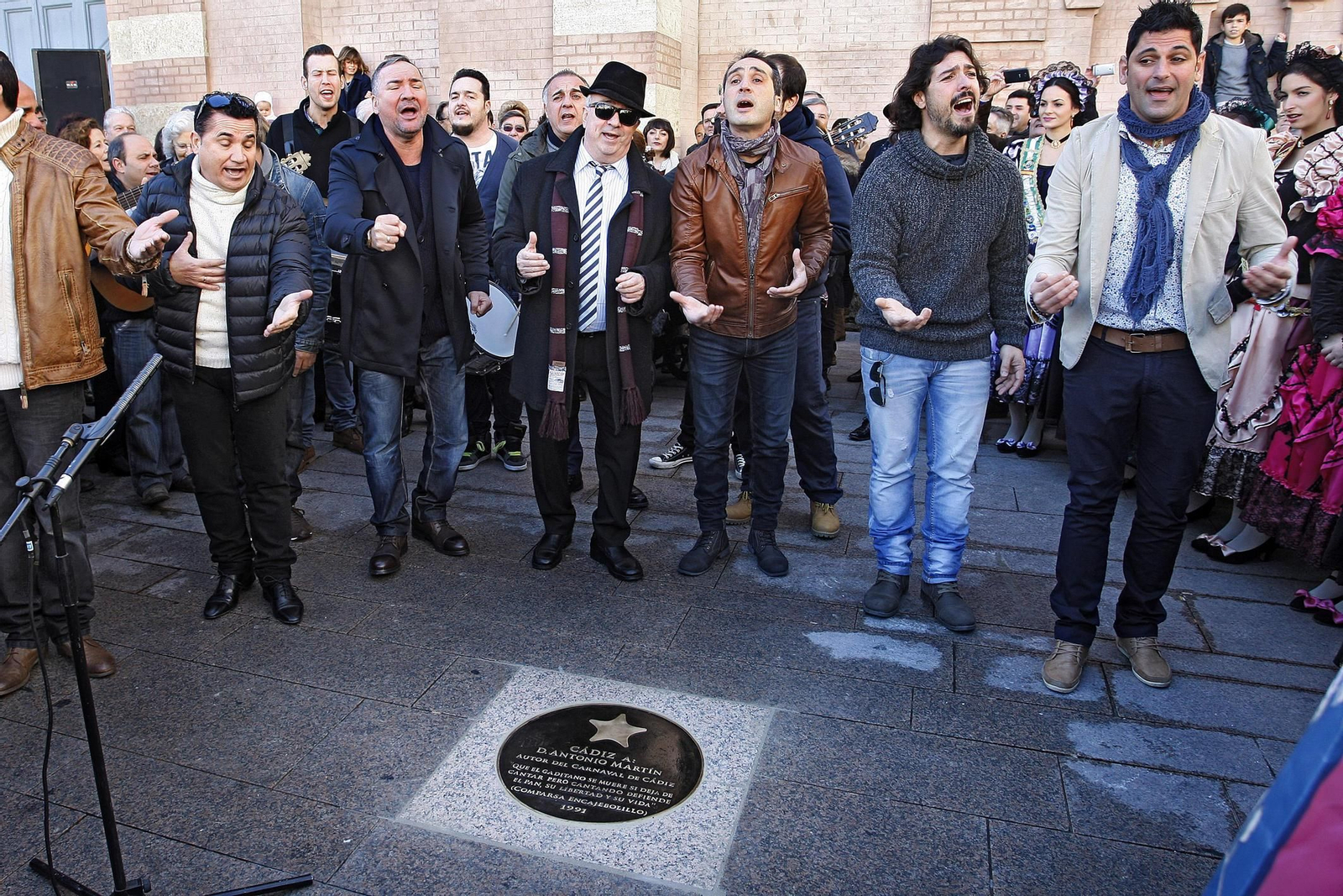 La losa con la estrella dedicada a Antonio Martín ante la puerta de entrada del Gran Teatro Falla.