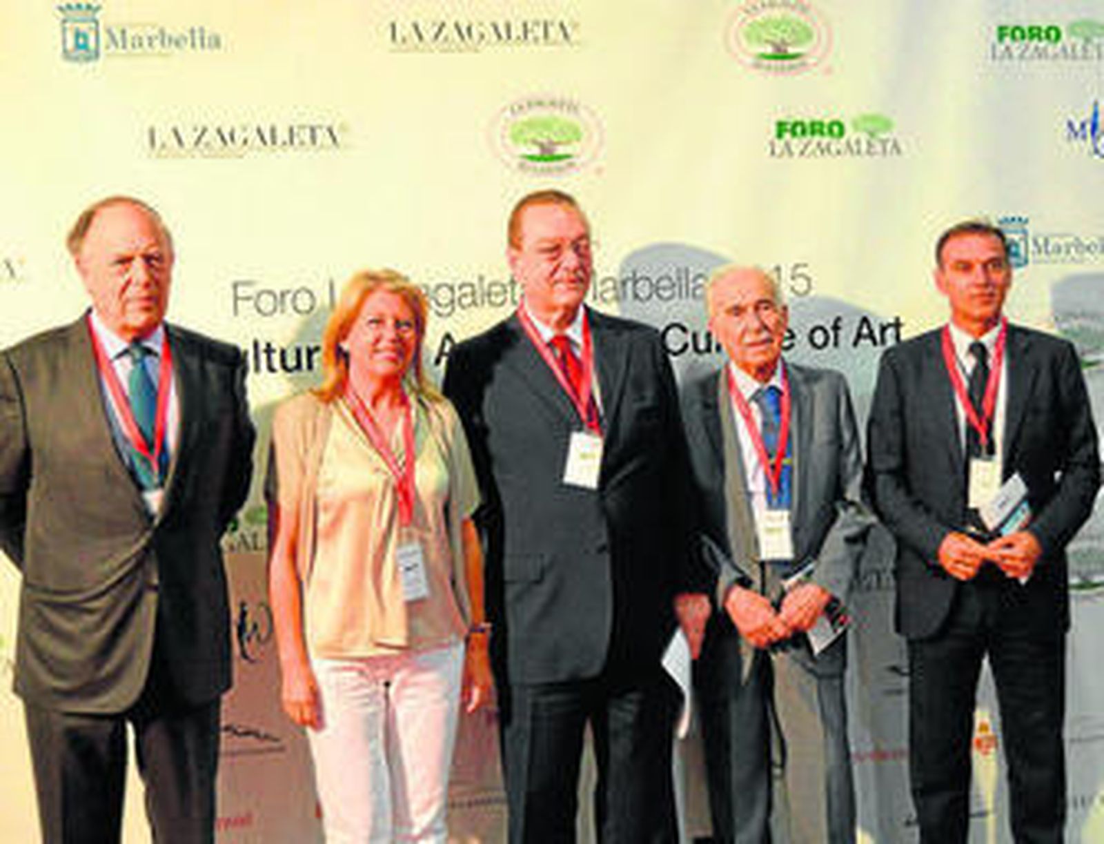 Autoridades municipales y participantes en el IV Foro de La Zagaleta.