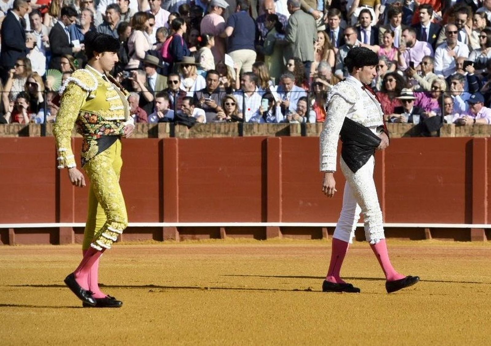 Roca Rey y David de Miranda hacen el paseíllo en la plaza de la Maestranza el 10 de mayo de 2025.
