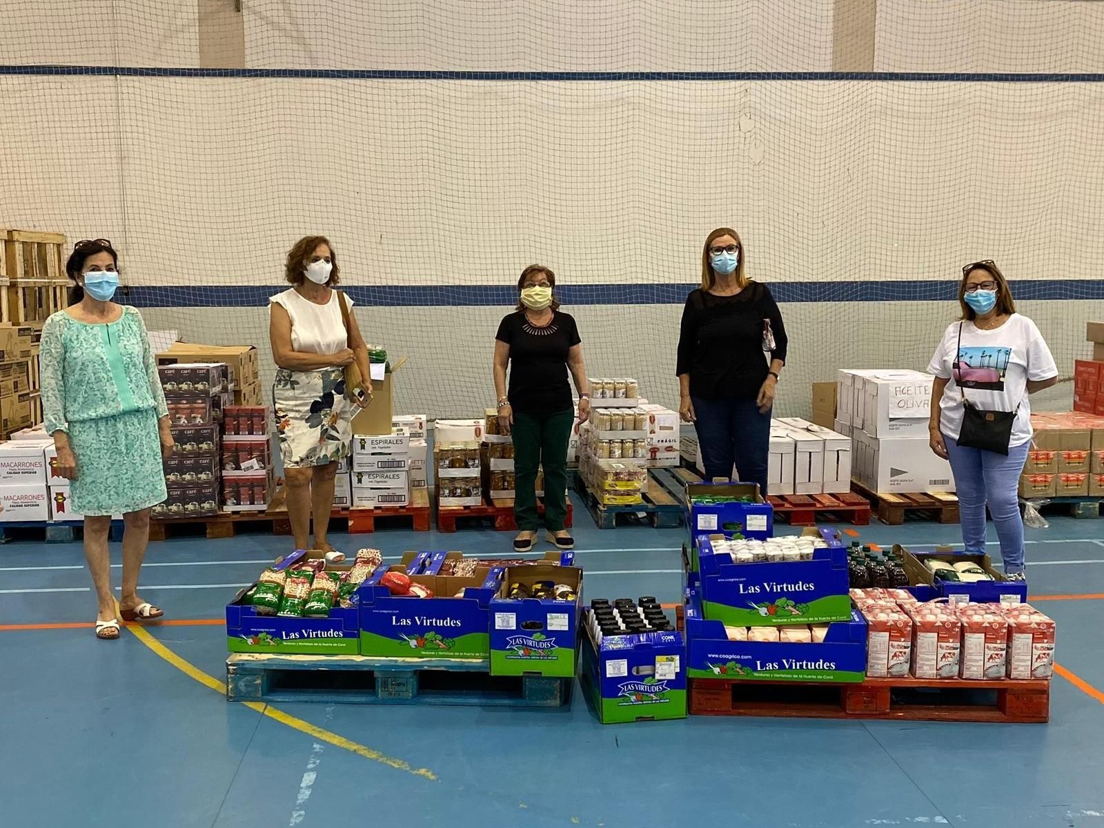 Un momento de la donación de la asociación de mujeres.