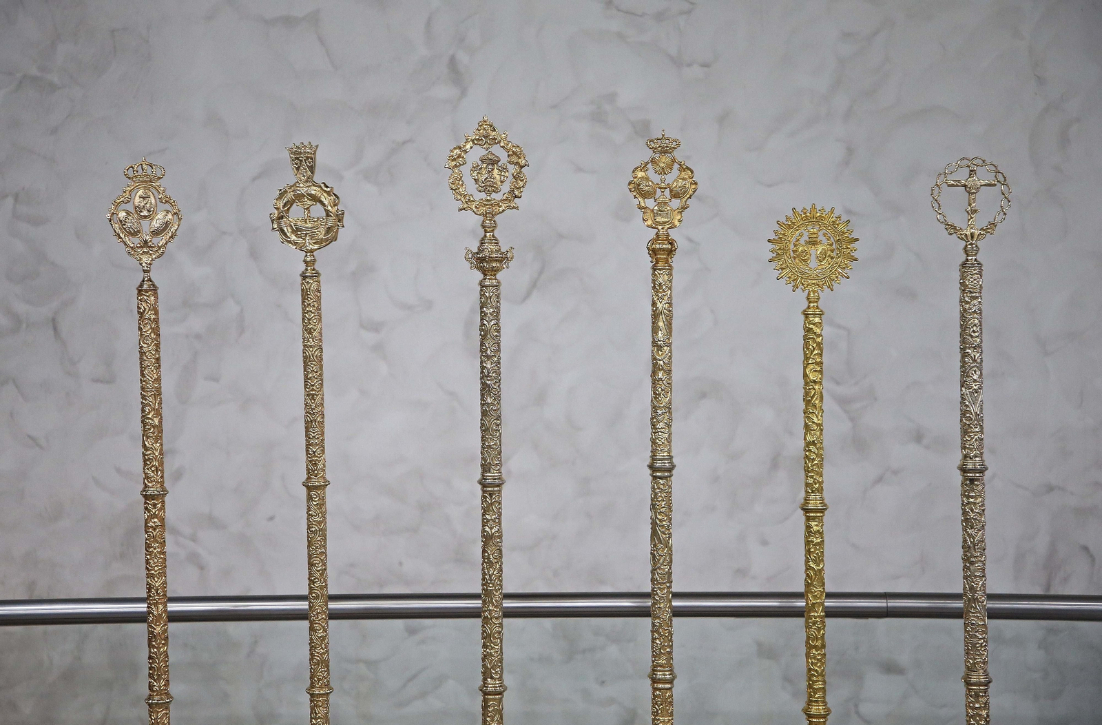 Fotos de la exposición de enseres cofrades en La Línea