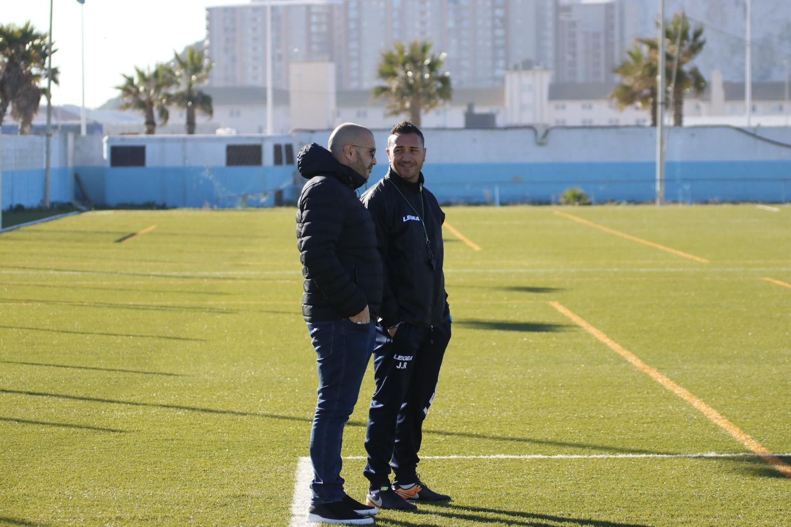 Pandalone charla con Jordi Roger durante un entrenamiento.