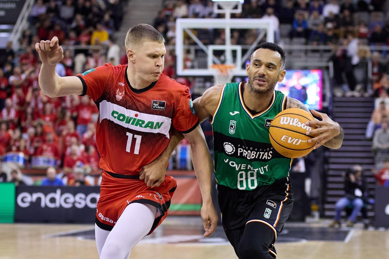 Valtonen defiende a Hanga en el partido ante el Joventut de la pasada temporada.