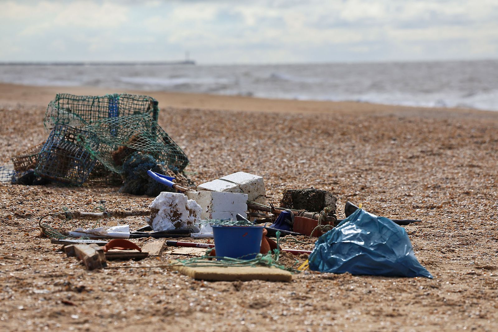 Imágenes de la Acción medioambiental de limpieza en la playa del Espigón, organizada por Gañafote Cup