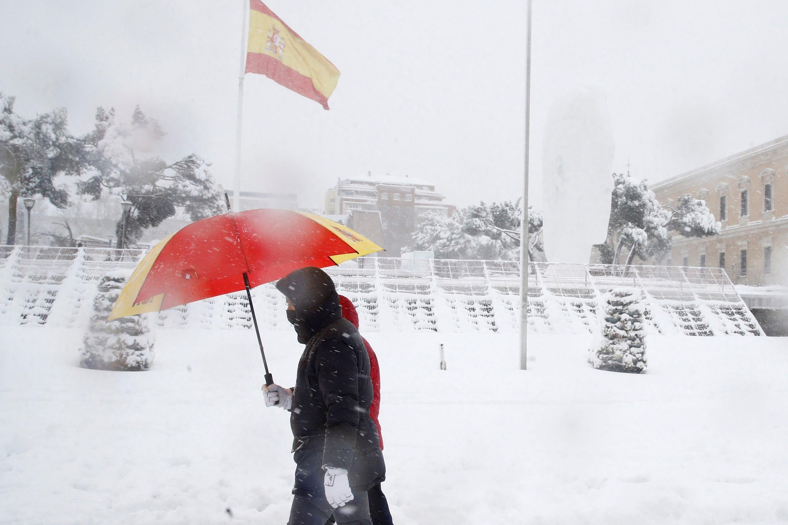 El segundo día del temporal 'Filomena' en imágenes: más nieve y caos