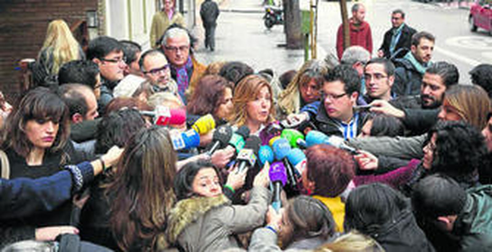 Susana Díaz atiende a los medios de comunicación durante el comité federal del PSOE en Madrid.