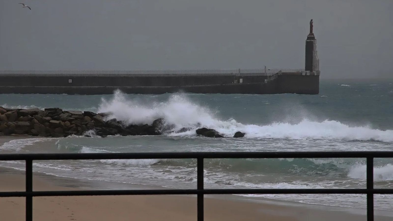 Temporal de viento y lluvia en Tarifa.