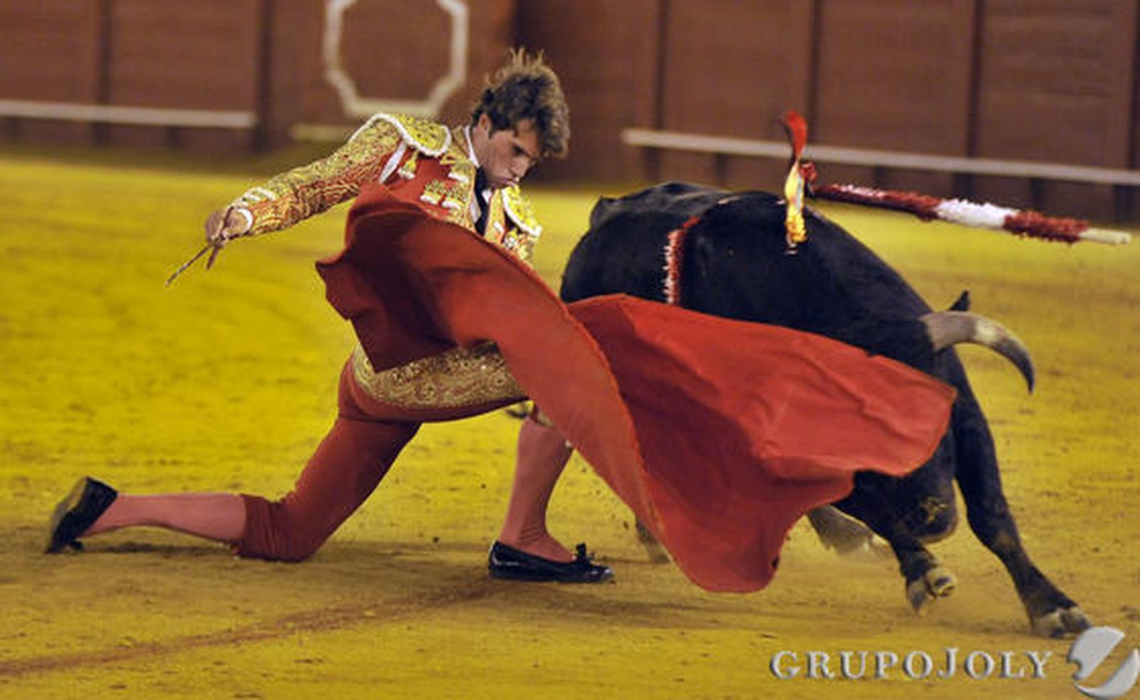 Rafael Serna, con el segundo novillo.

Fotos: Juan Carlos Vázquez