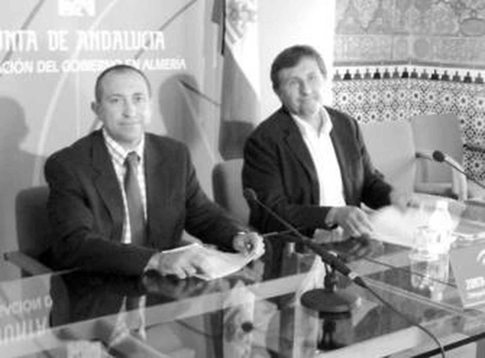 Juan José Luque y José Guirado con la sentencia absolutoria en sus manos.