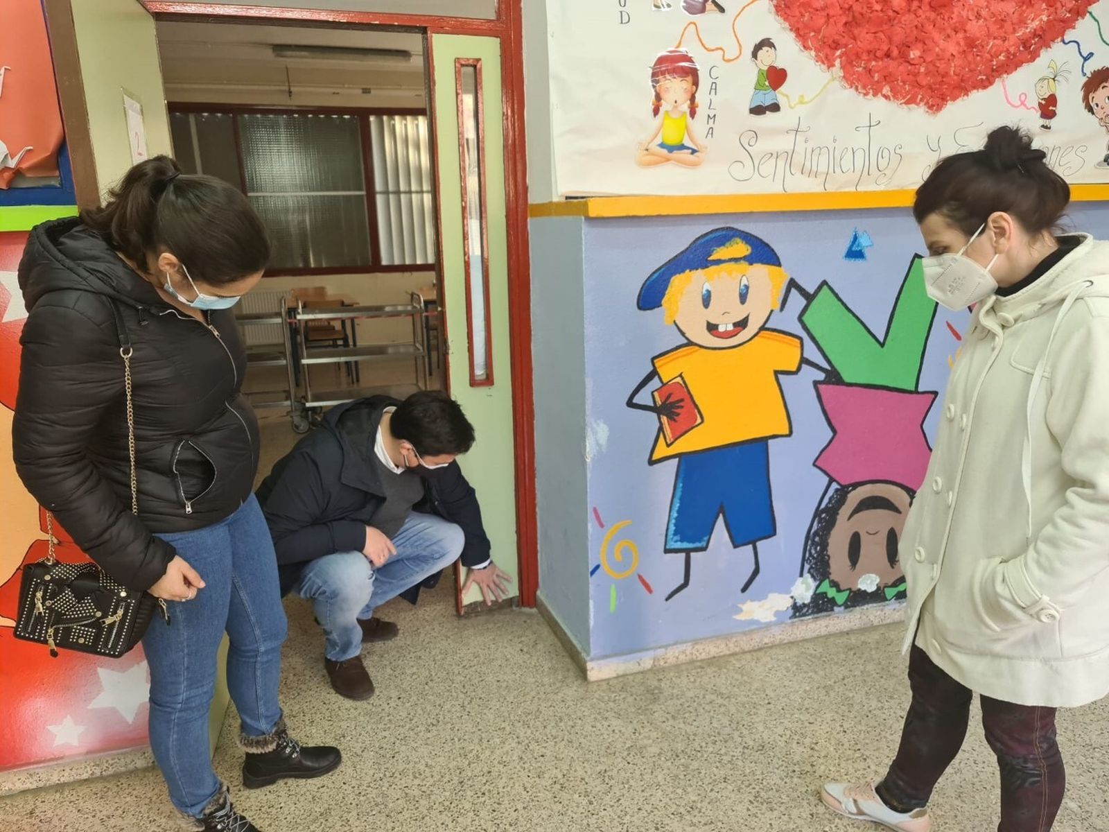 José Luis García comprueba el deterioro de las puertas del CEIP Fray Bartolomé de las Casas.