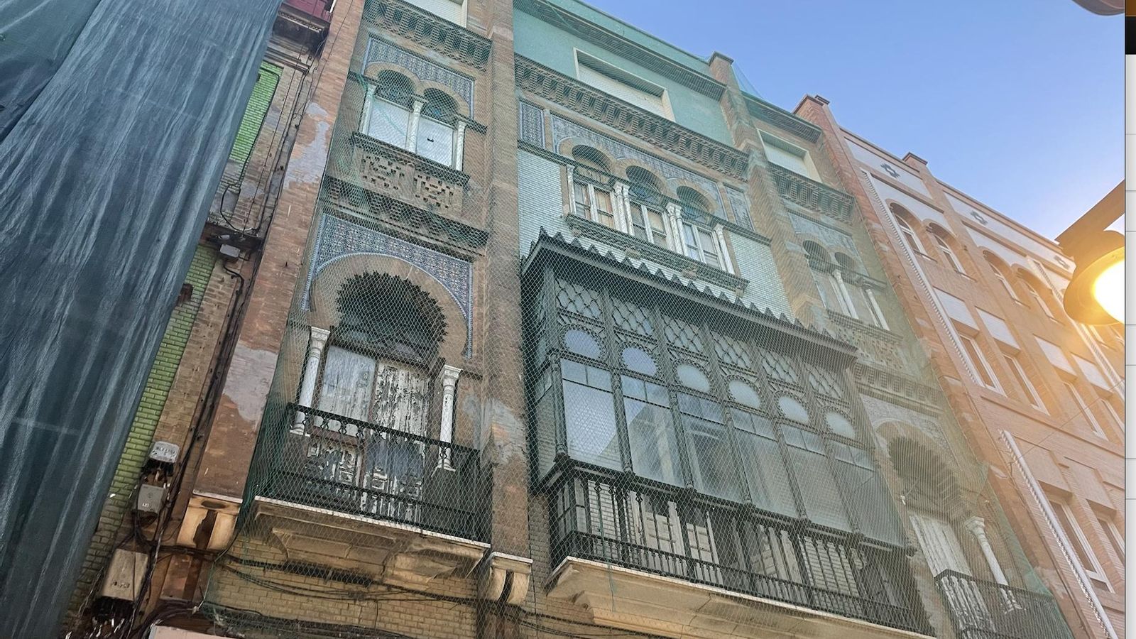 La fachada en la actualidad, protegida a la espera de su rehabilitación