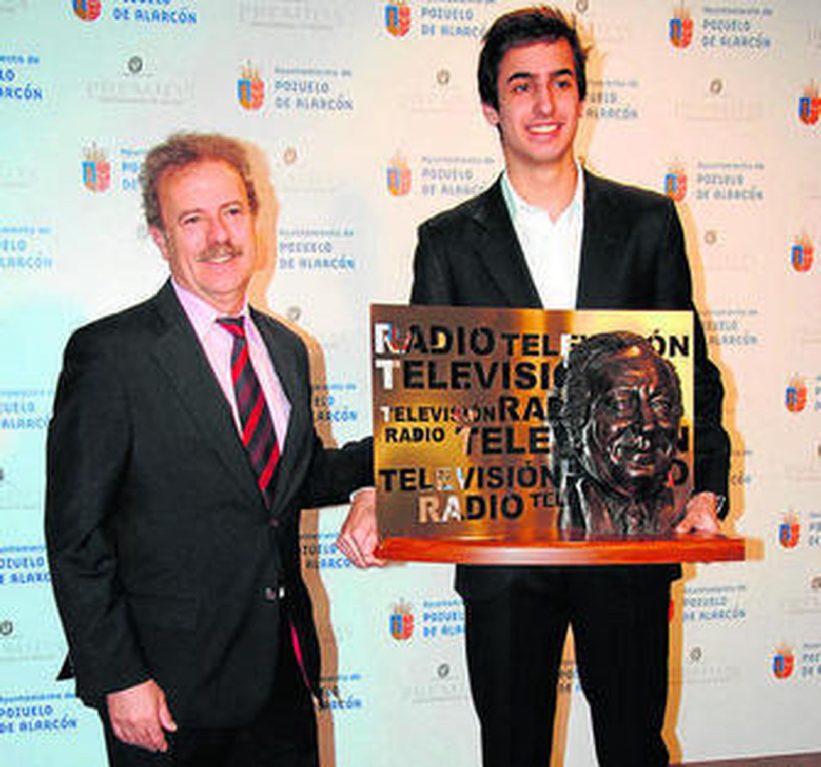 Campo Vidal entrega el premio al hijo de Concha García Campoy.