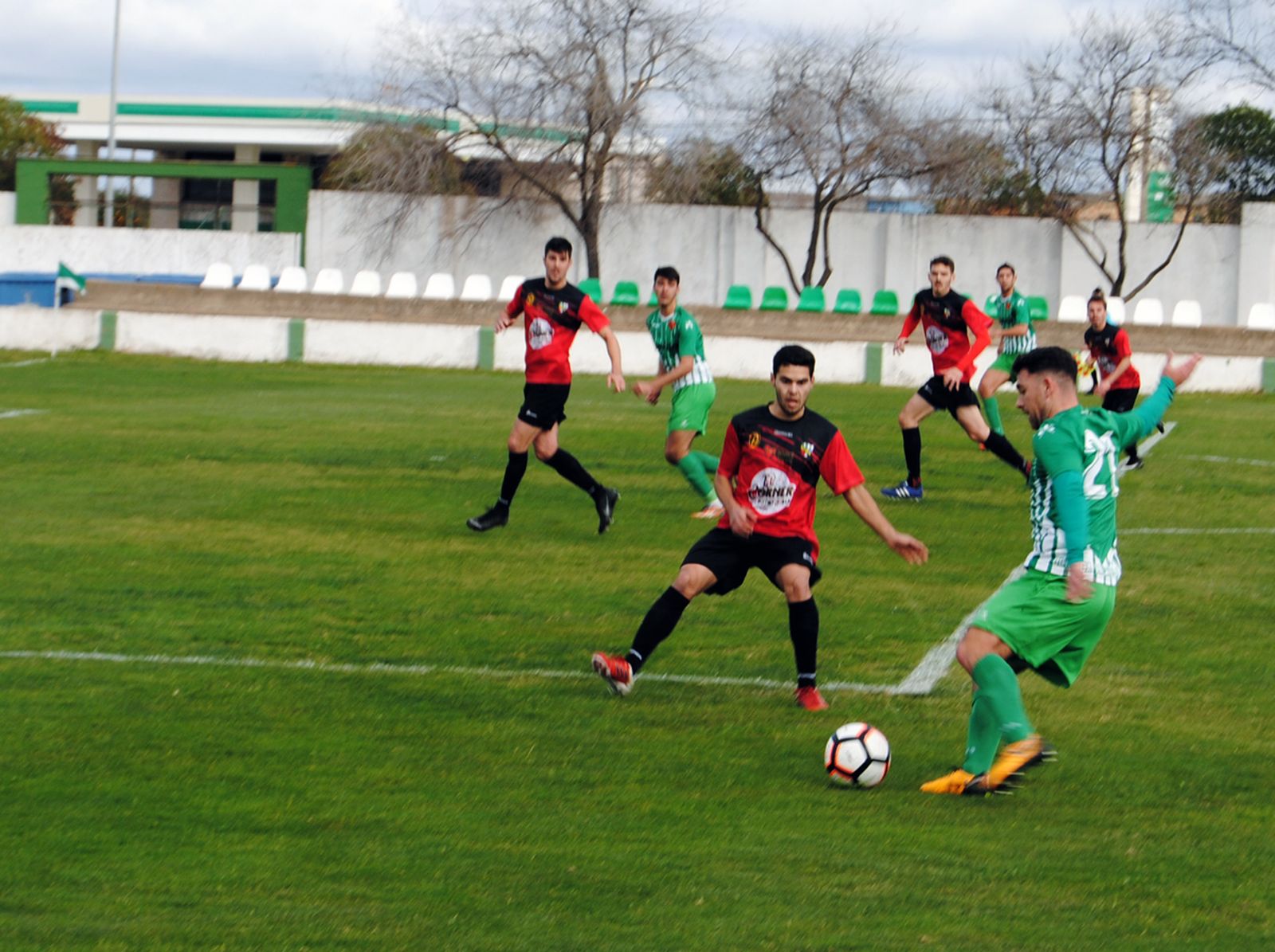 Güi se dispone a sacar un centro al área ante la presión de un jugador de la Roteña.