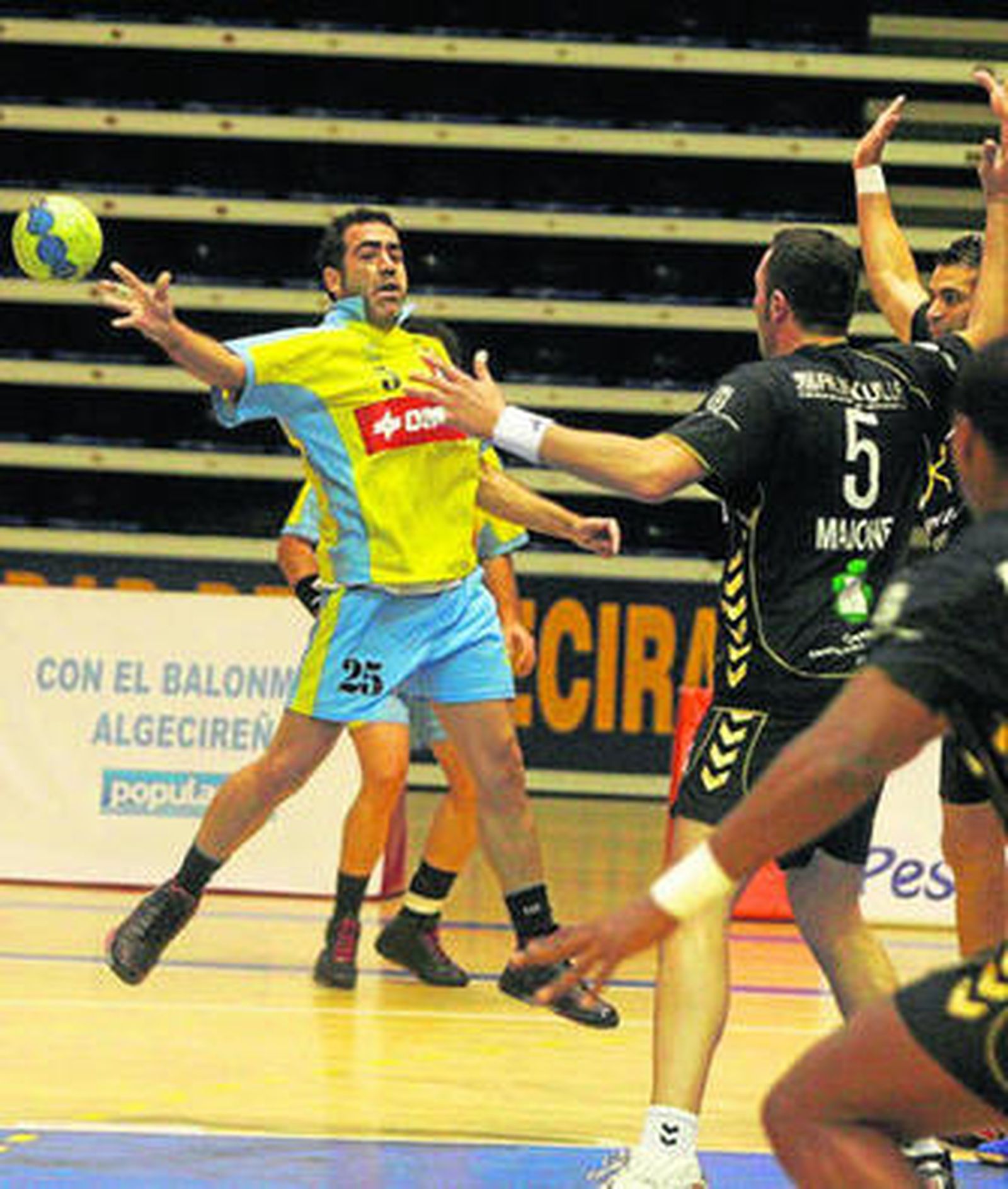 El algecirista Juanma Cruz pasa el balón ante la oposición de la defensa conquense.