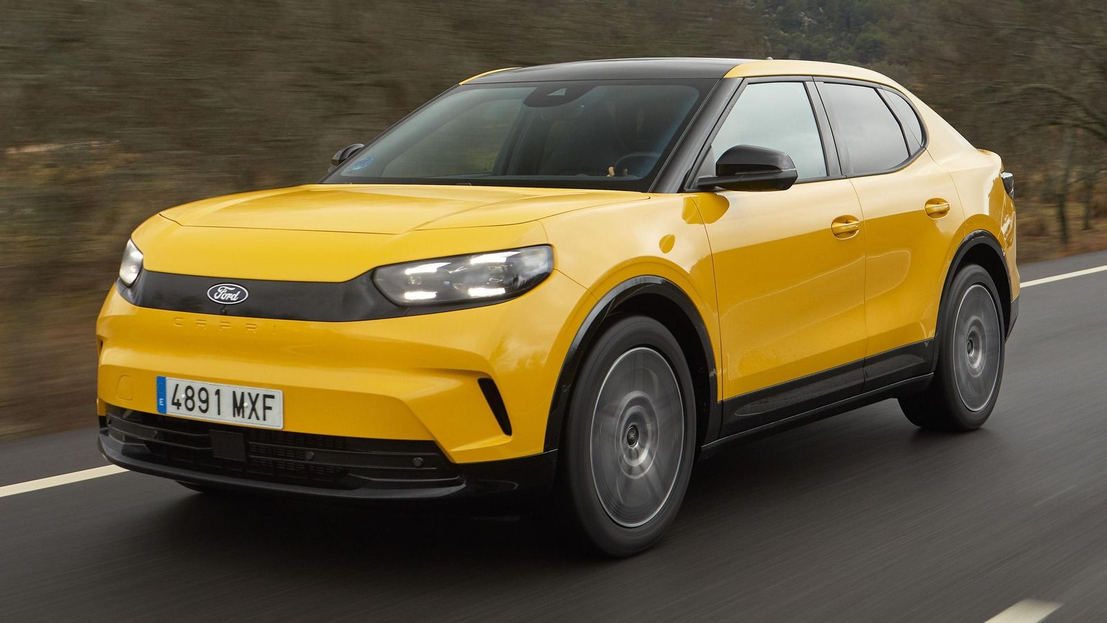 La diferencias en el tratamiento del frontal, incluyendo parrilla y faros, da un carácter diferencial al Capri respecto al Explorer, aunque lo más significativo está por detrás.