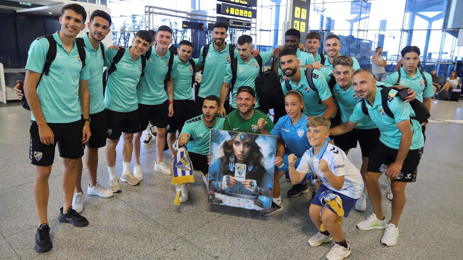 Las fotos de la afición despidiendo al Málaga en el aeropuerto antes de ir a Tarragona
