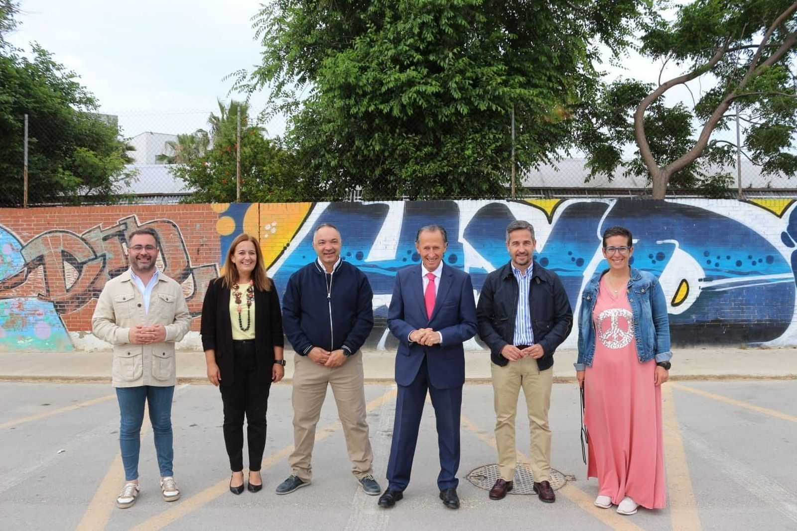 El candidato a la reelección a la Alcaldía de Chiclana, José María Román, junto a varios miembros de la lista del PSOE.