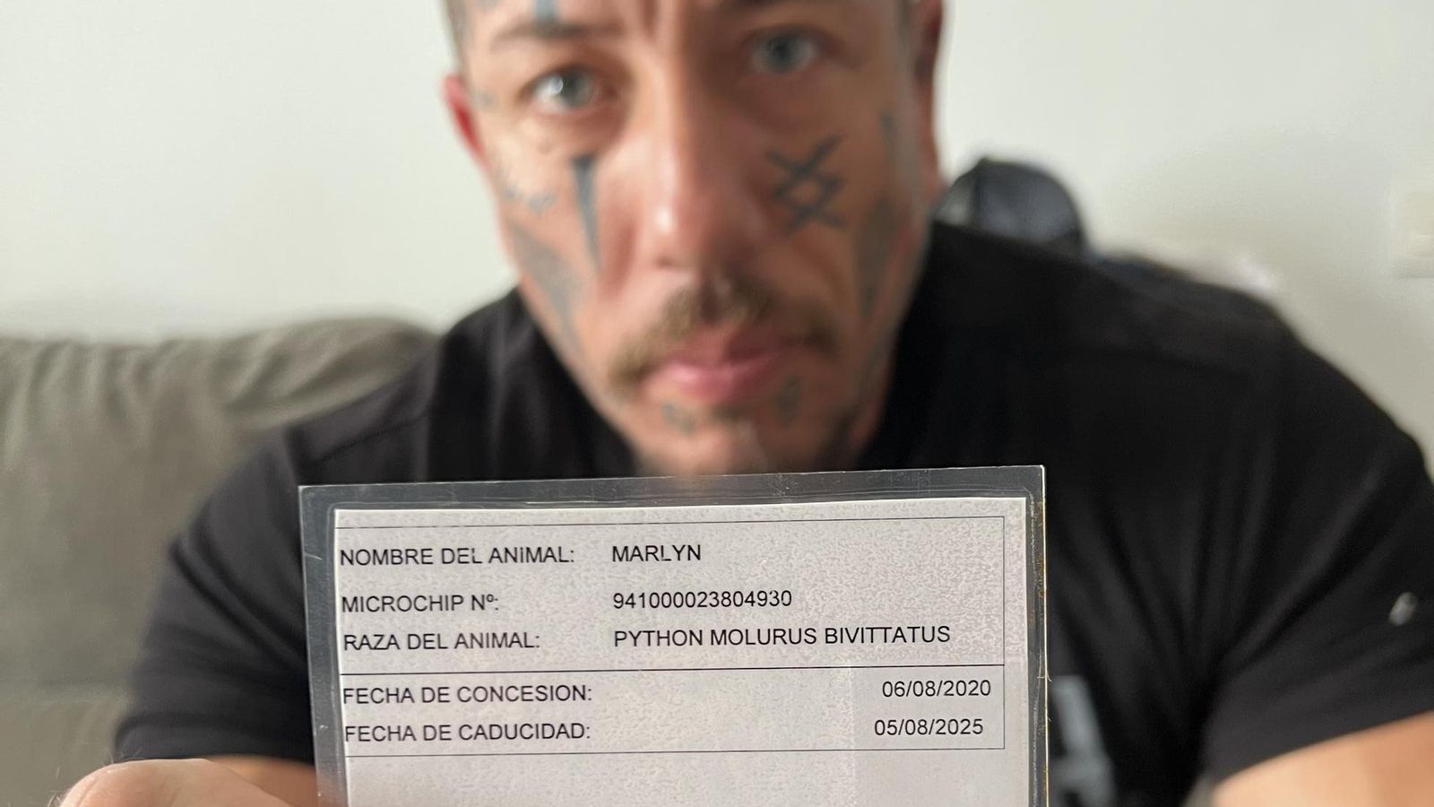 Adrián con uno de los documentos de una de las serpientes.