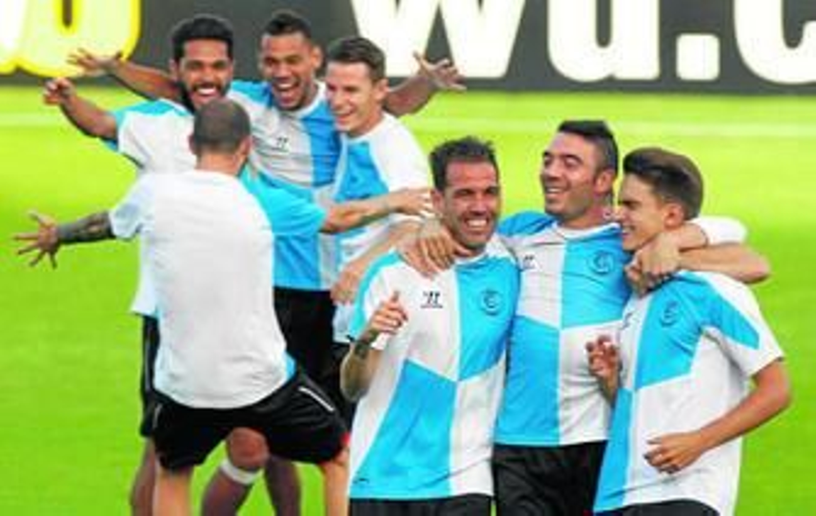 Fernando Navarro, Iago Aspas y Denis Suárez bromean durante un entrenamiento.