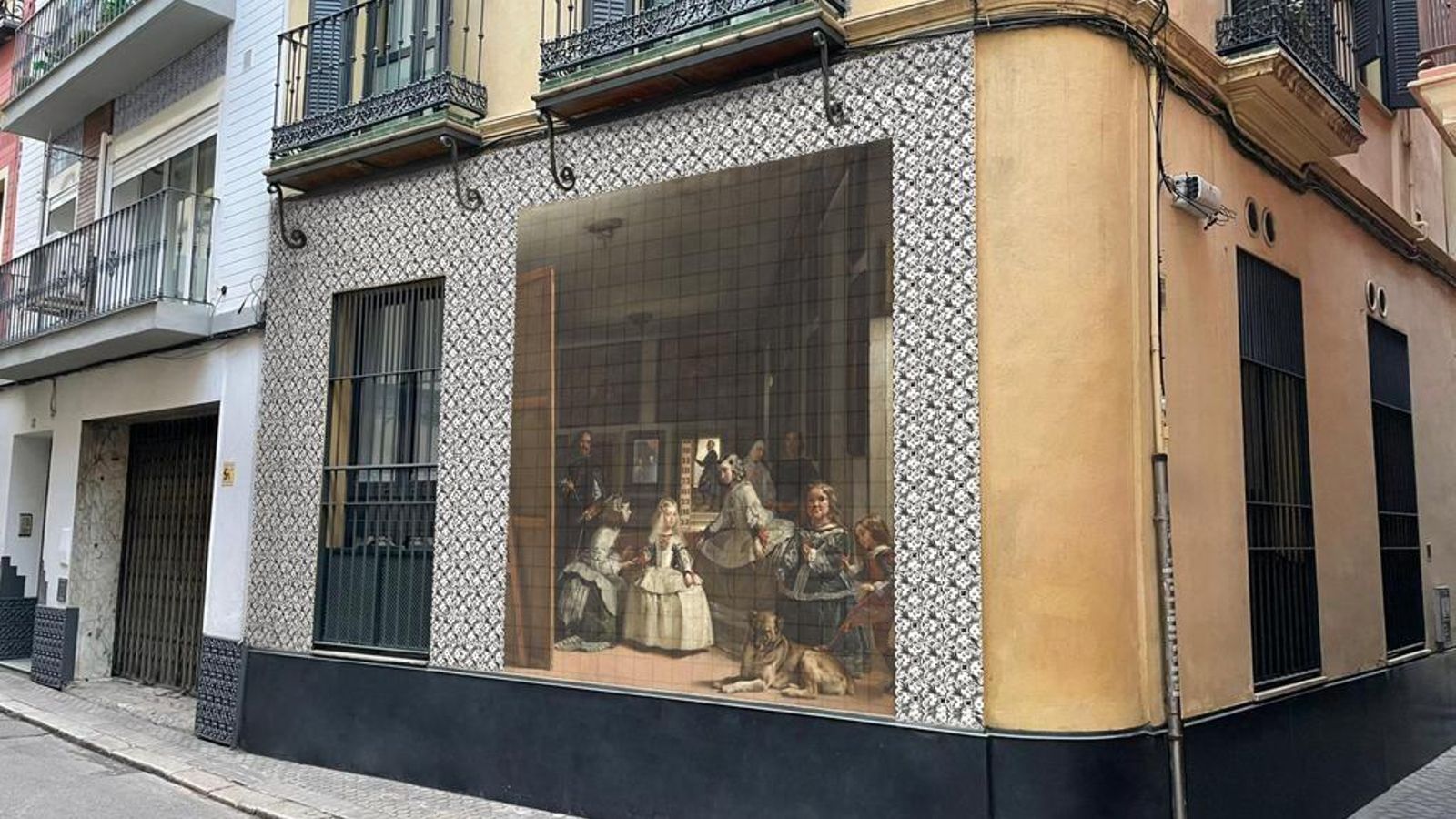 Recreación de la instalación de una reproducción de Las Meninas en un edificio de Sevilla.