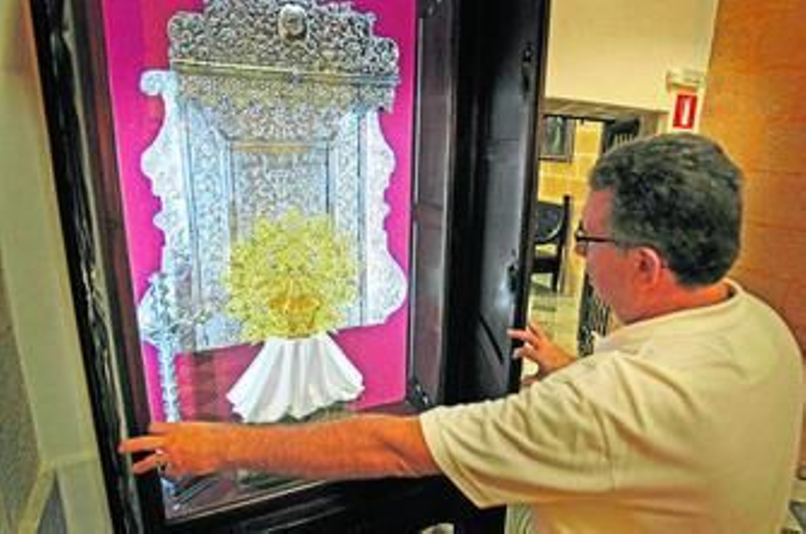 El mayordomo de la Catedral, Manuel Lozano, retocando el lugar donde se expone la corona en el museo. El mayordomo de la Catedral, Manuel Lozano, retocando el lugar donde se expone la corona en el museo.