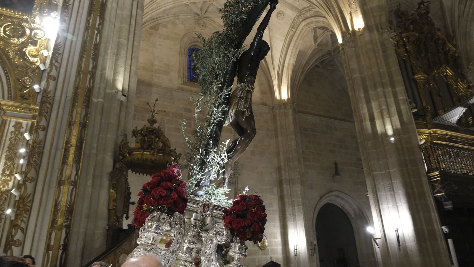 Procesión del Vía Crucis del Santo Cristo de la Escucha en Almería, en imágenes.