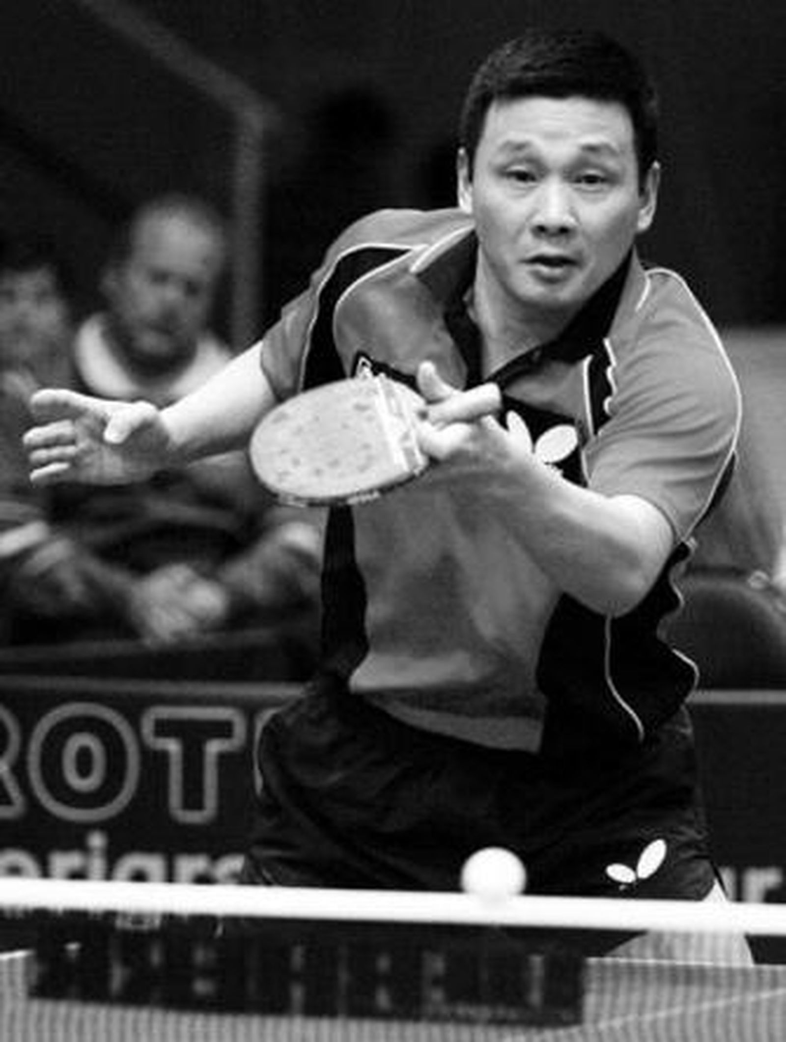 Juanito devuelve una pelota durante un partido.