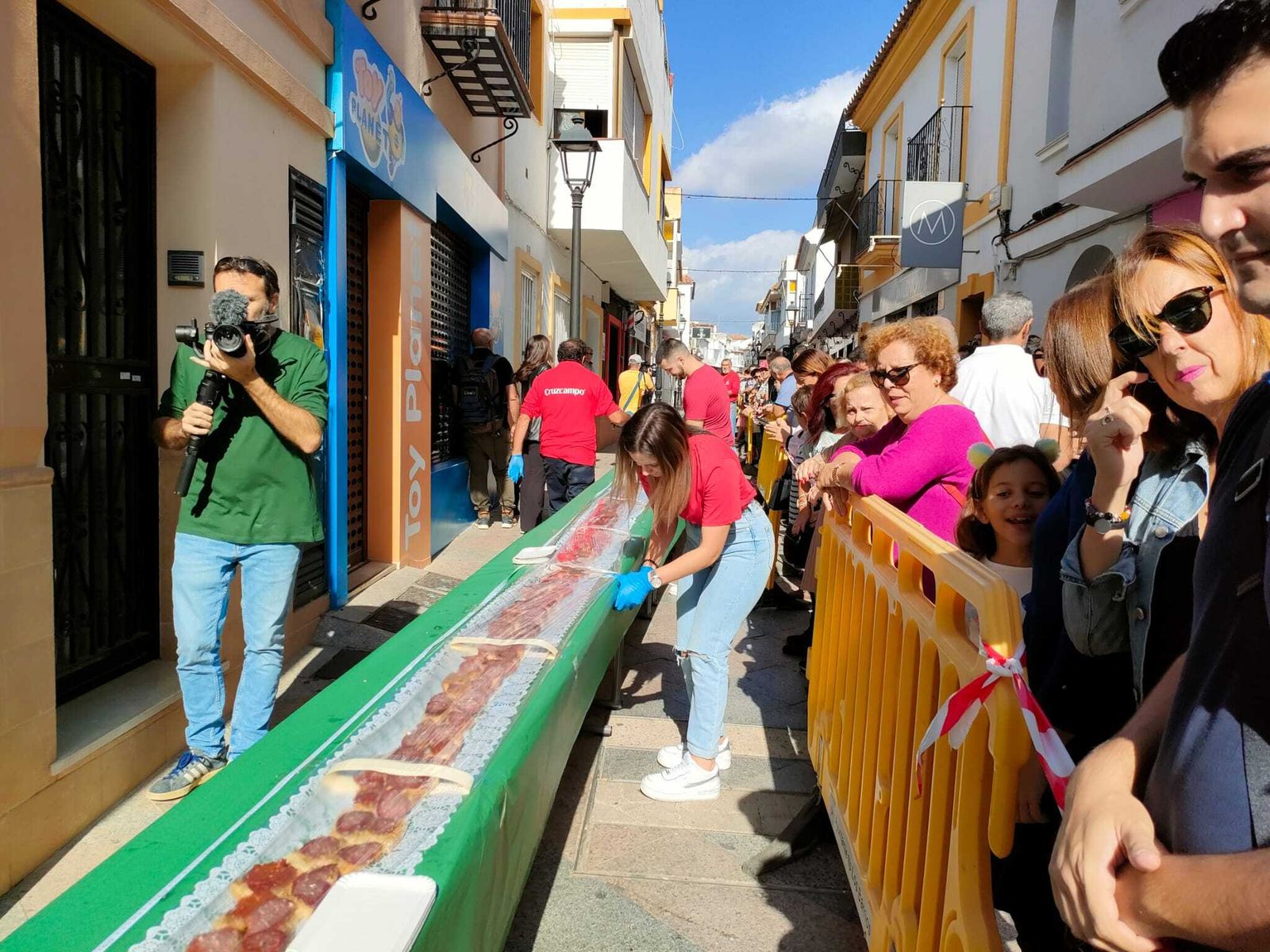 Fotos de la tosta ibérica de más de 150 metros preparada en Los Barrios