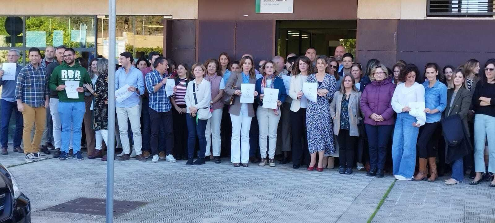 Concentración en los juzgados de Dos Hermanas contra la ley de Amnistía Concentración en los juzgados de Dos Hermanas contra la ley de Amnistía