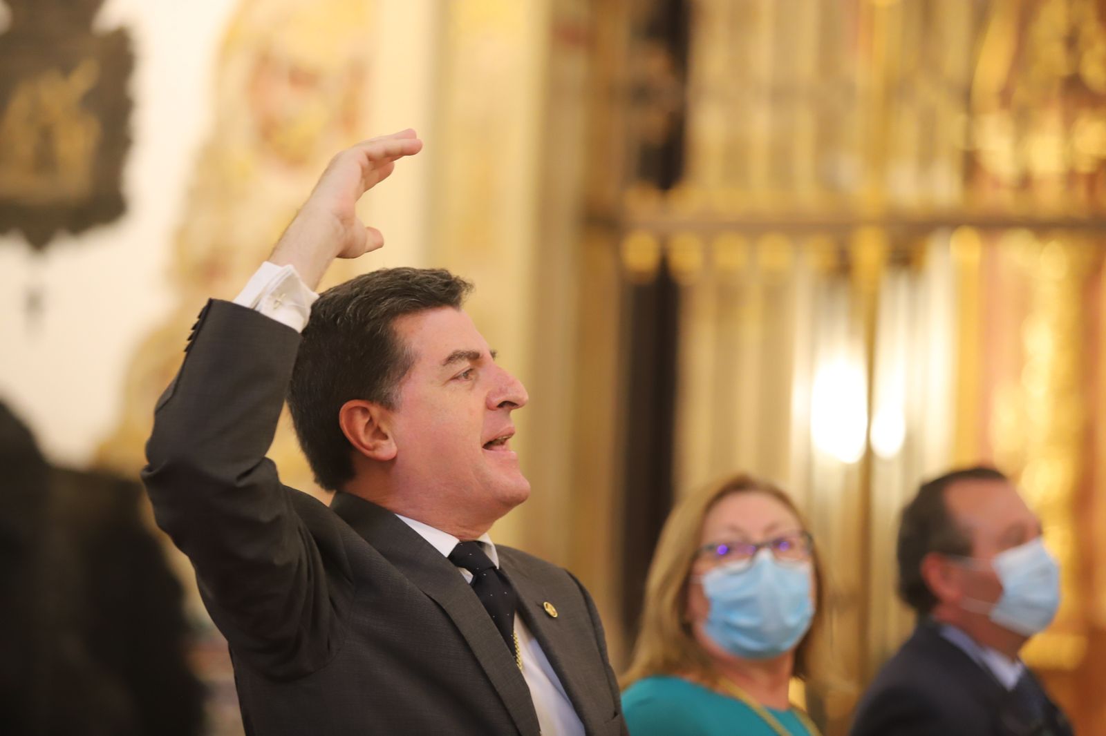 Imágenes de la misa de Pentecostés atípica y a puerta cerrada por el coronavirus, en la parroquia de la Asunción de Almonte