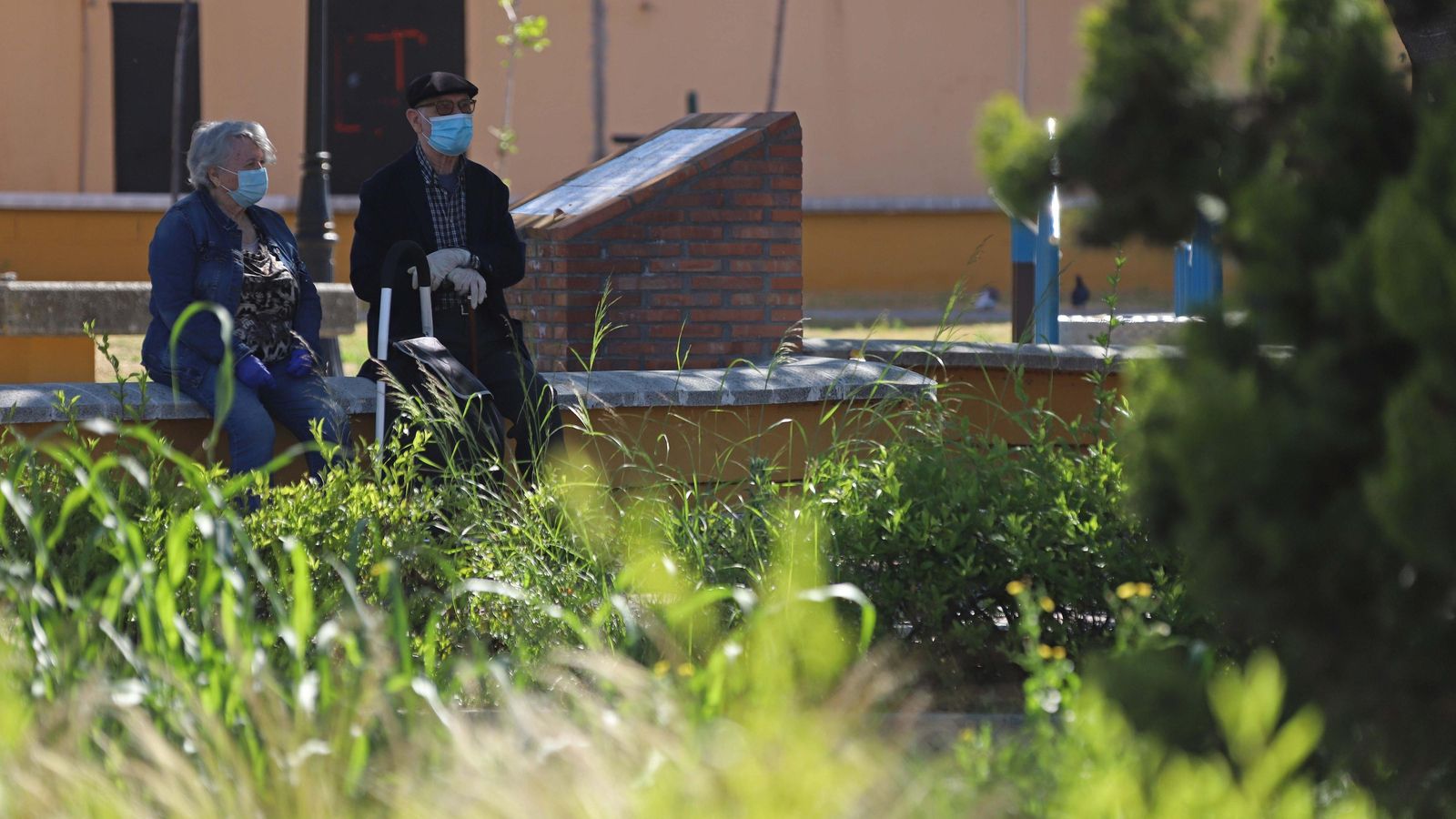 Dos ancianos toman el sol en Algeciras.