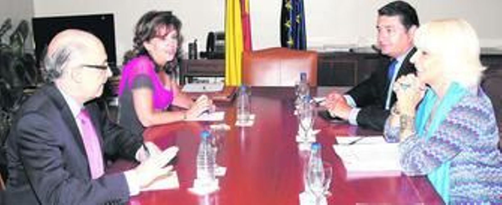 De izquierda a derecha, el ministro Montoro, Pilar Platero, Antonio Sanz y Teófila Martínez, ayer durante la reunión celebrada en Madrid.