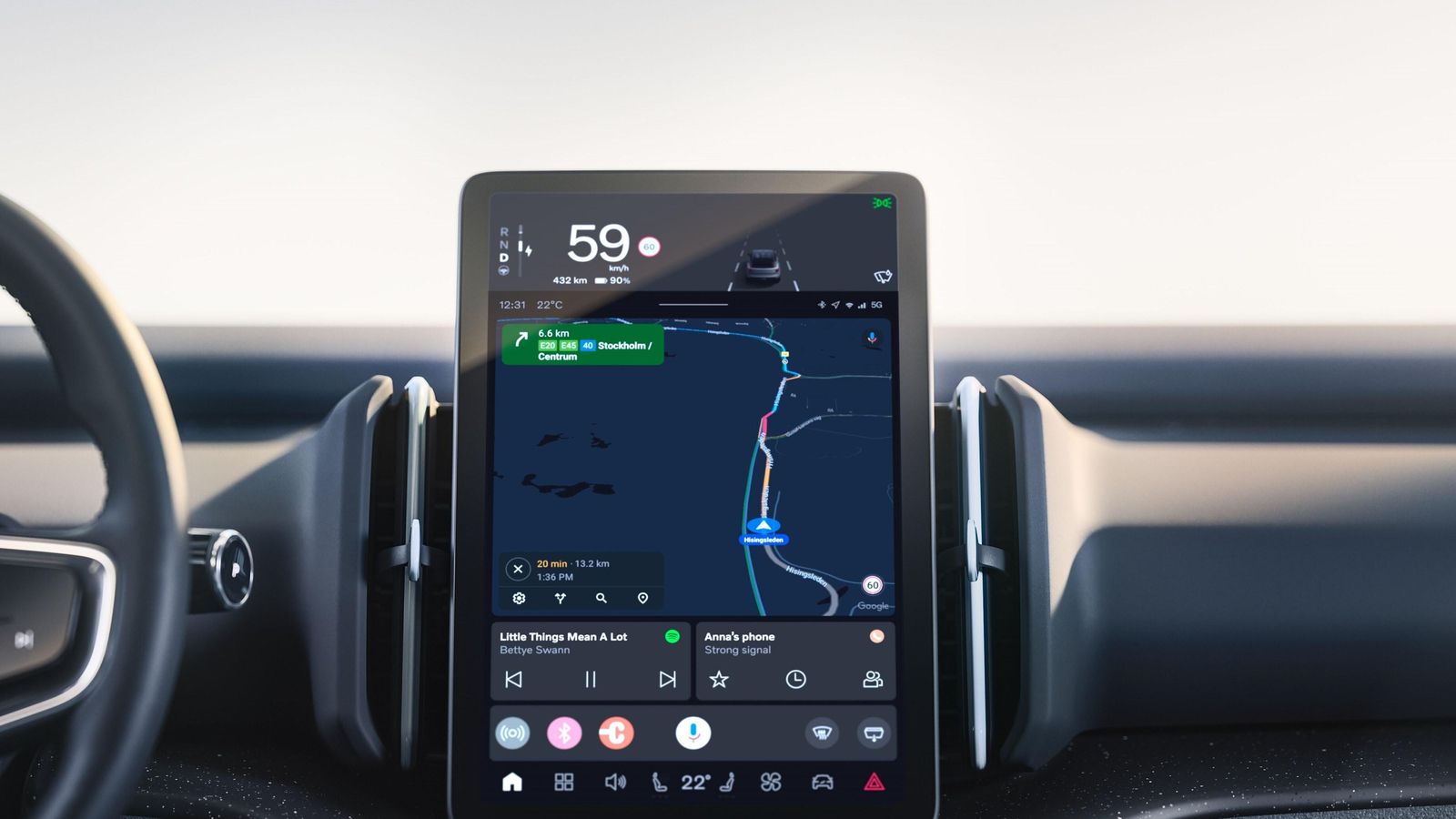 El sistema operativo que utiliza esta pantalla es el Android Automotive. Ofrece conectividad inalámbrica con Android Auto y Apple CarPlay.