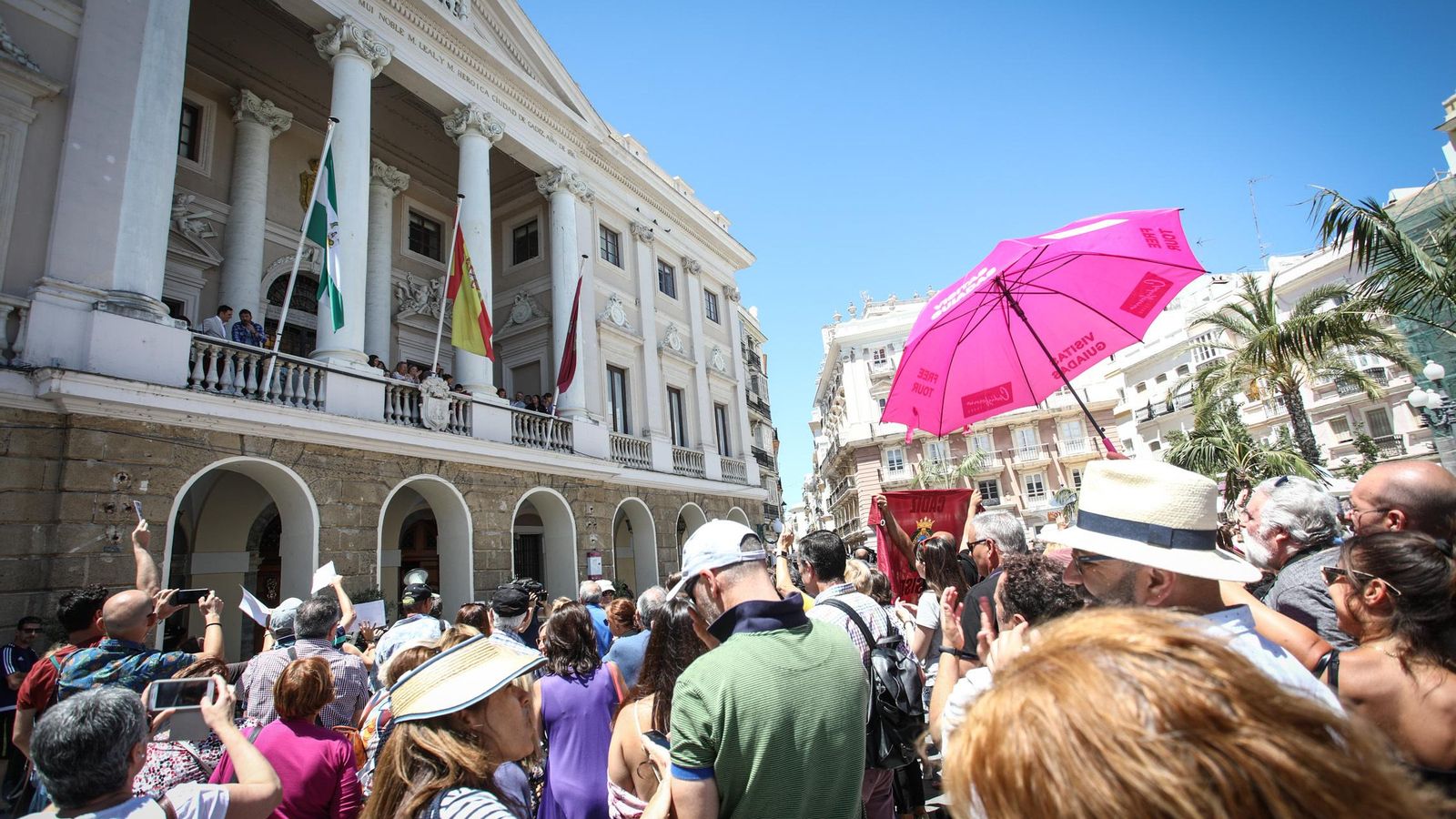 Ciudadanos a la espera de Kichi en la plaza de San Juan de Dios. Ciudadanos a la espera de Kichi en la plaza de San Juan de Dios.