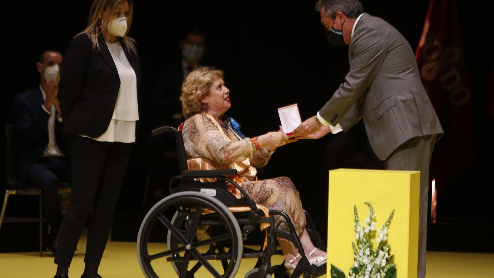 La cantante María Jiménez recoge la medalla de manos del alcalde,  Juan Espadas, el resto de los galardonados la han recogido directamente del atril, por los protocolos Covid.