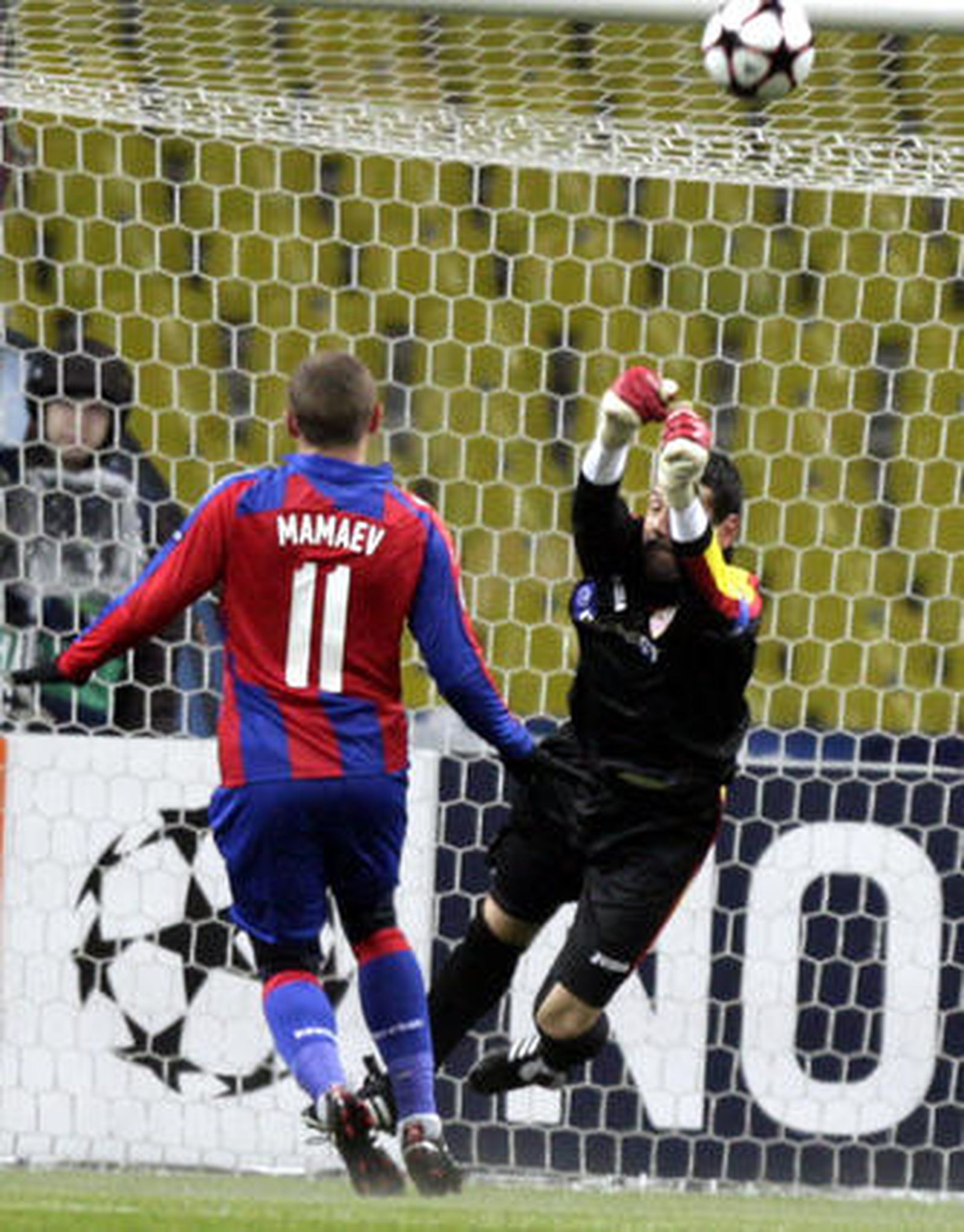 Palop despeja en presencia de Mamaev.

Foto: Antonio Pizarro