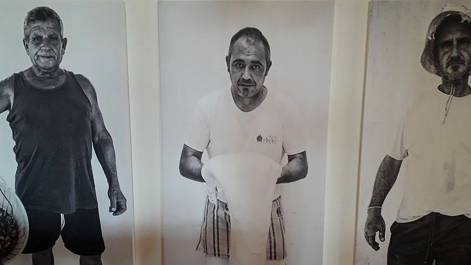 En las paredes de Cataria cuelgan fotos de pescadores