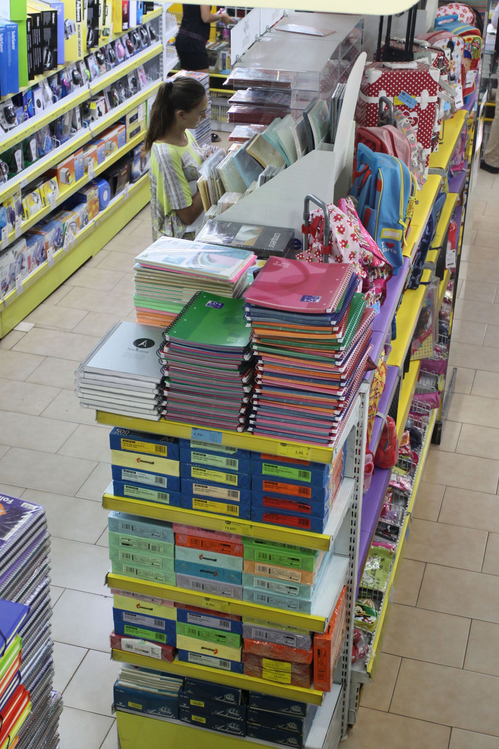 Material escolar en las estanterías de un centro comercial de la capital.