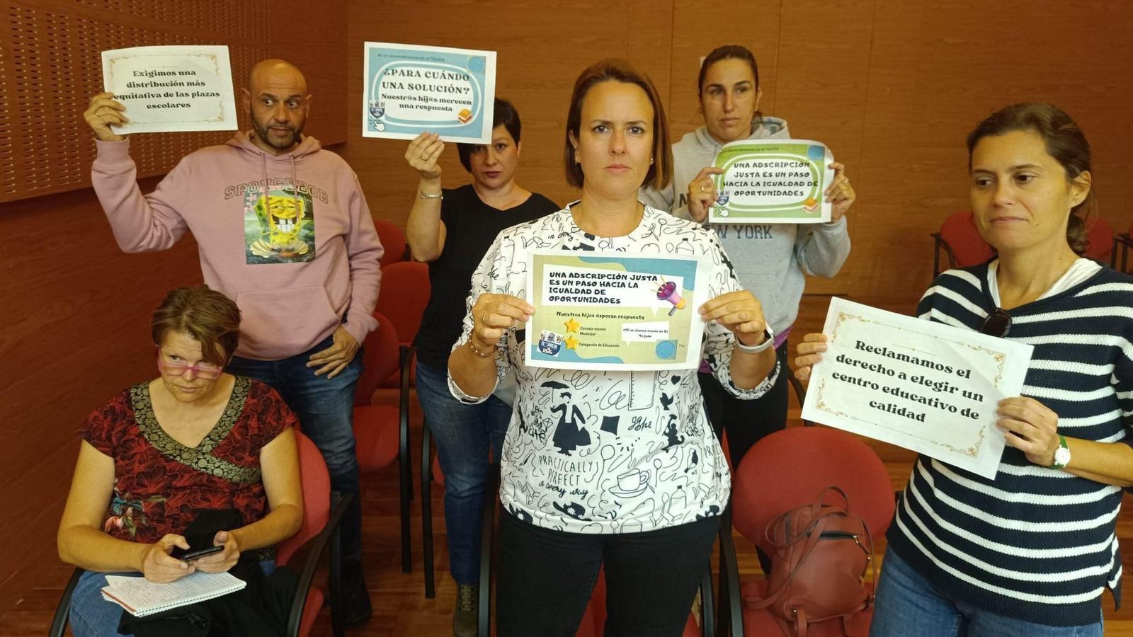 Familiares de los estudiantes que se han quedado fuera del centro, en el pleno.