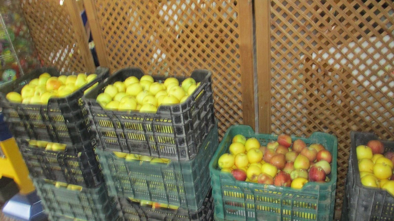 Cajas de manzanas para su venta en Bayárcal.