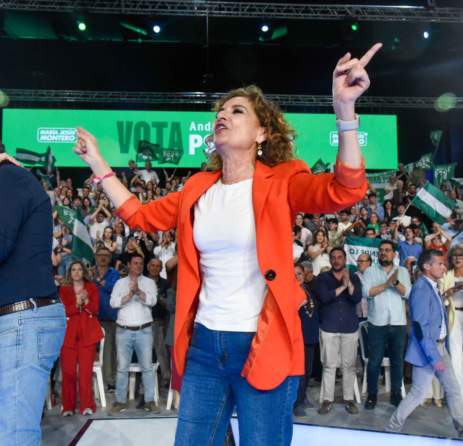 Pedro Sánchez y María Jesús Montero, en el último mitin de la campaña ...