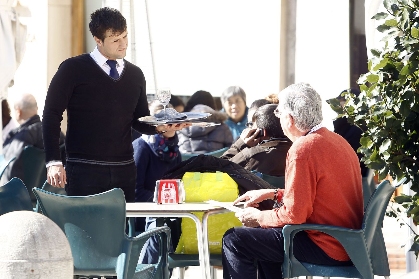 Imagen de archivo de un trabajador de la hostelería en el centro de Granada