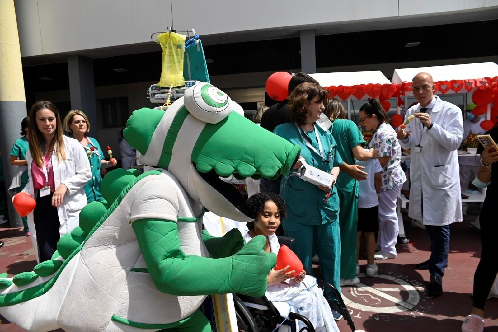 El Hospital Reina Sofía de Córdoba homenajea a los niños hospitalizados, en imágenes