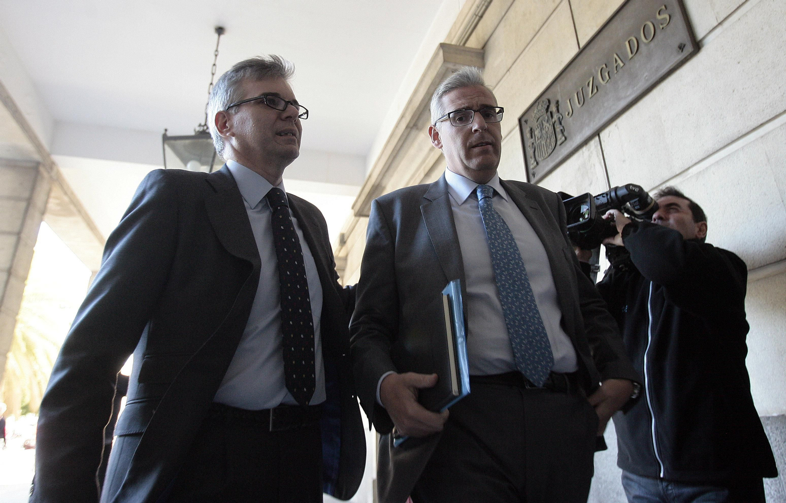 El ex director del Área de Vía Pública Domingo Enrique Castaño con su abogado, José Manuel García Quílez.