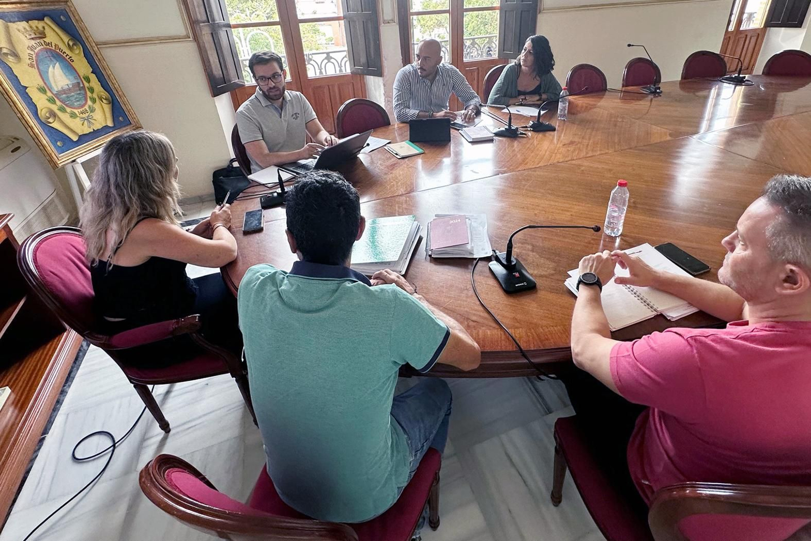 Reunión con la consultora. Reunión con la consultora.