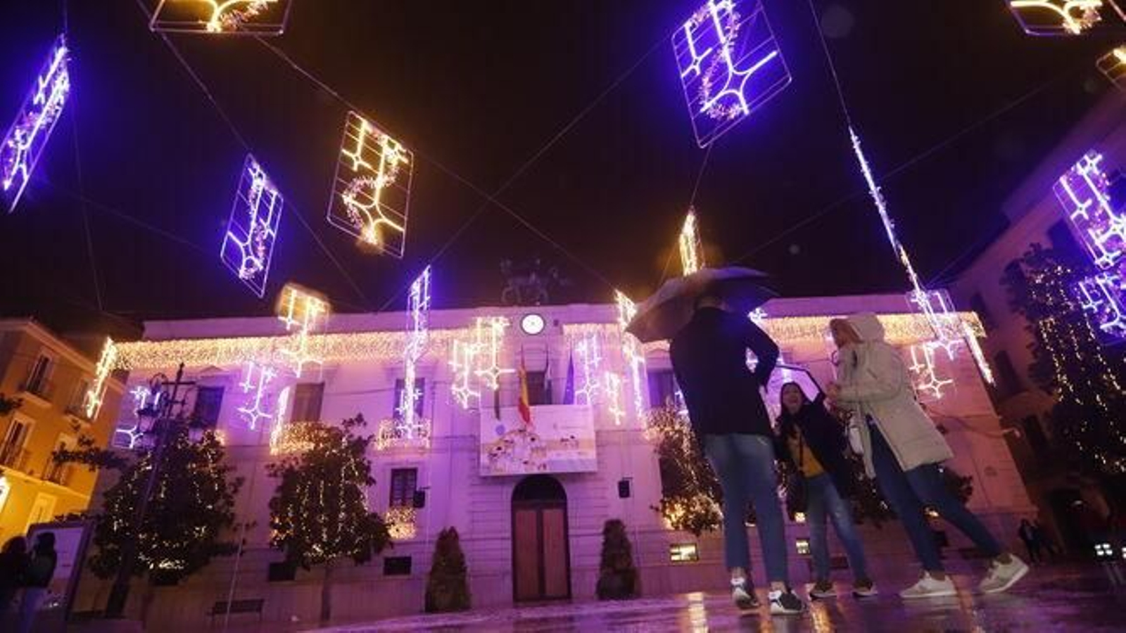 Las luces de la polémica en la plaza del Carmen.