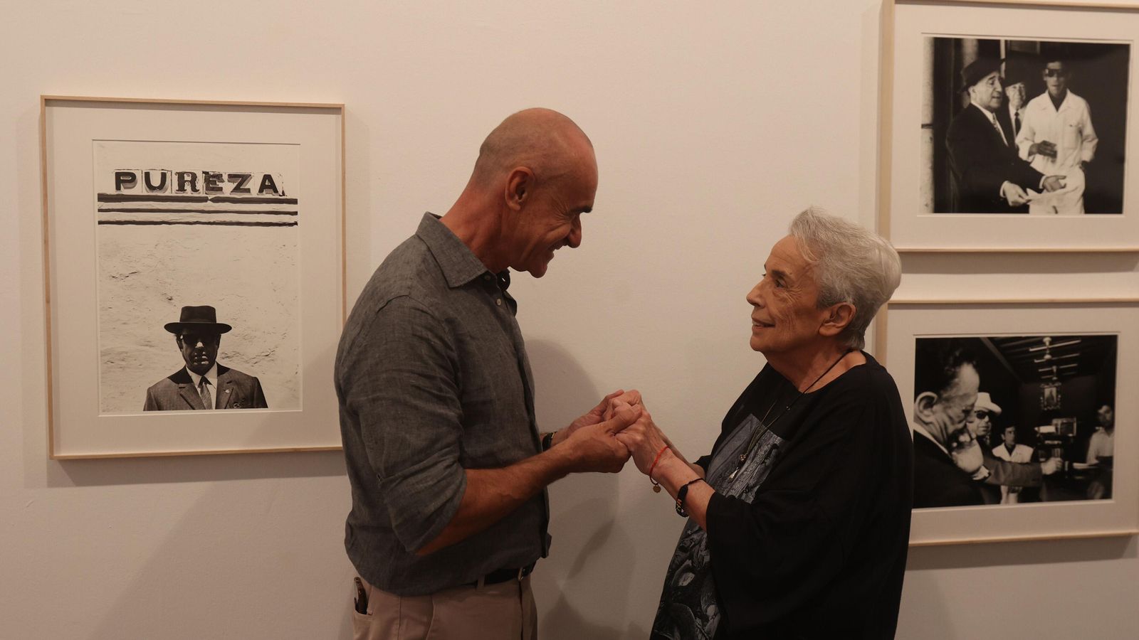 En la inauguración de 'Archivo Colita', la exposición que Sevilla albergó en septiembre de 2022, con el entonces alcalde Antonio Muñoz.